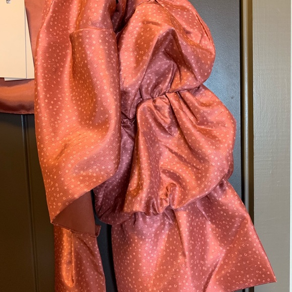 Keepsake Medium Set in Stone top w/Ruffles - Picture 3 of 8